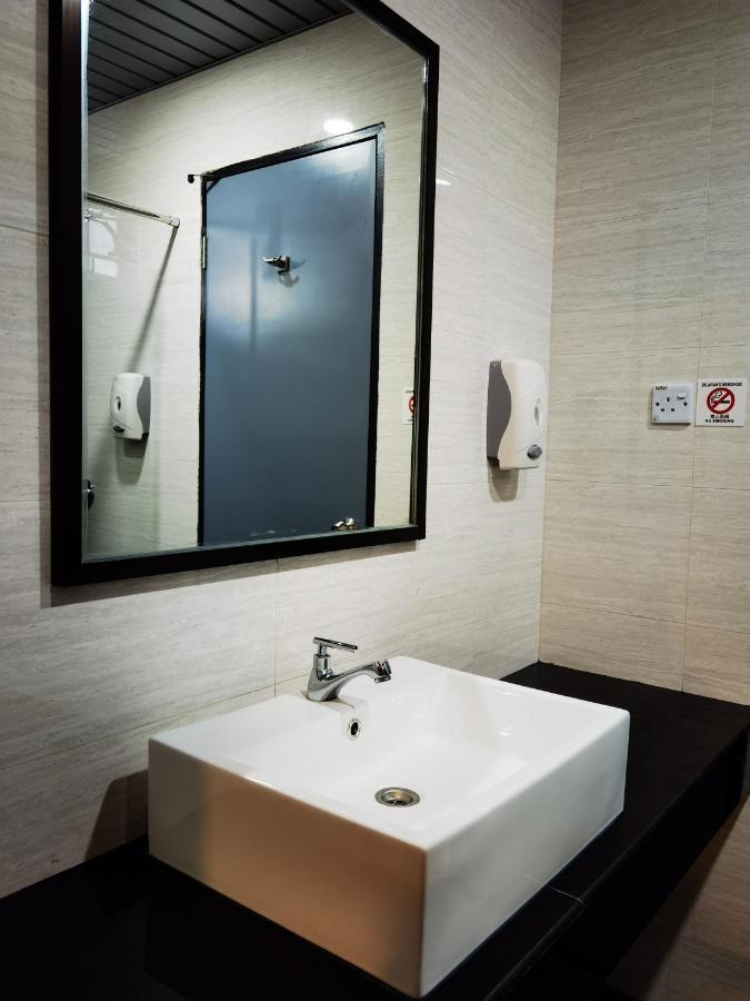 3-Plus Hotel Kota Kinabalu Exterior photo
